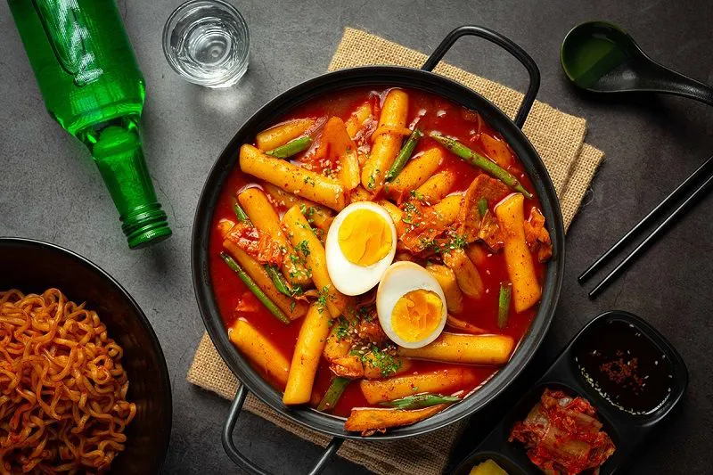 Cách làm bánh gạo Tokbokki bằng bánh tráng siêu dễ ngay tại nhà